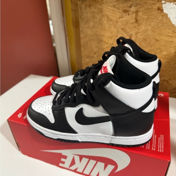 Nike Women’s Dunks - Picture 2 of 6